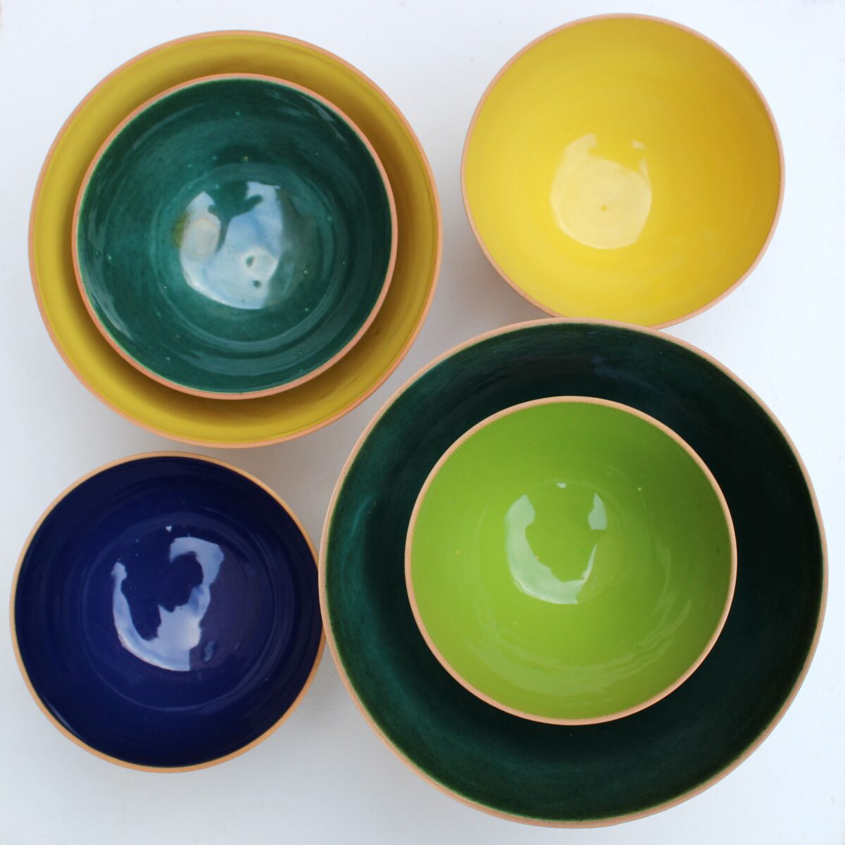 Farverige håndlavede keramik skåle i grøn, gul, blå og lime – EK Keramik