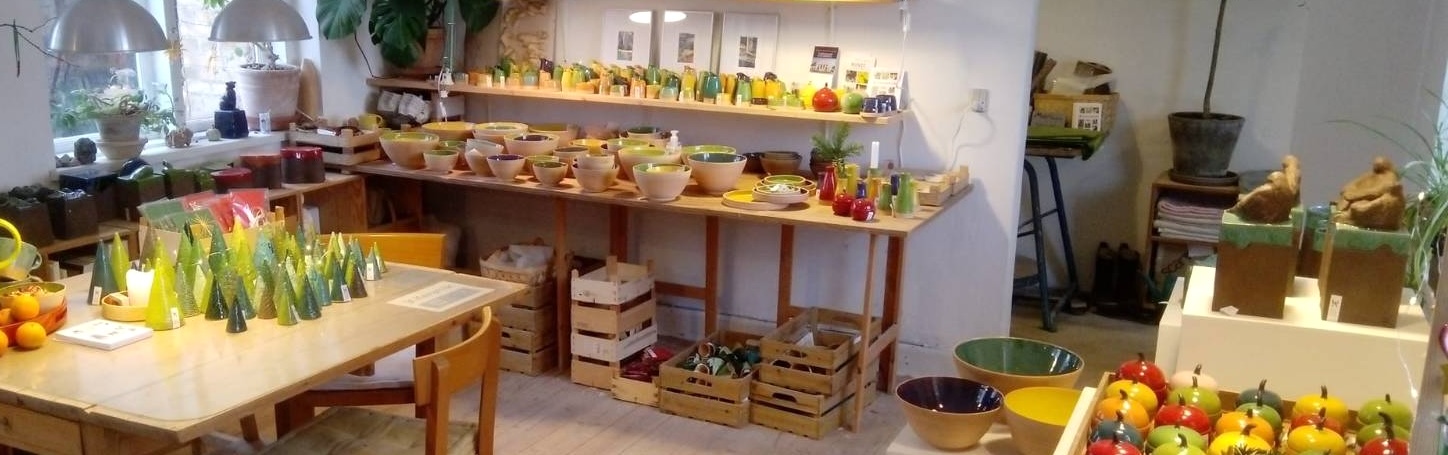 EK Keramik butik med håndlavede skåle, kander og skulpturer