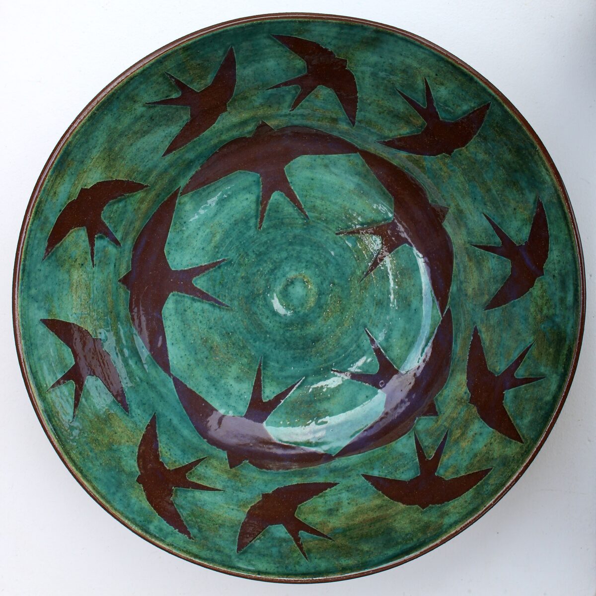 Stort grønt keramik fad med malede svaler – håndlavet af Eva Kobel