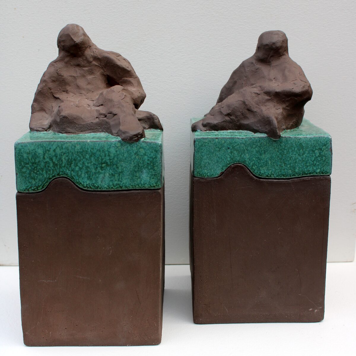 Keramik figurer på grønglaserede sokler – skulpturer af Eva Kobel