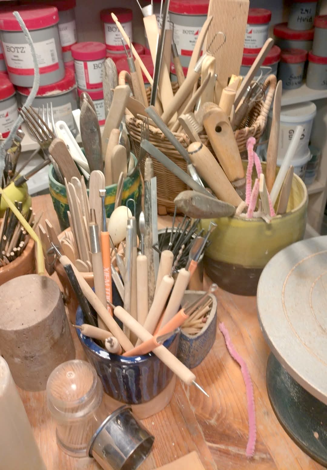 Keramik værktøj og glasurer i Eva Kobels værksted, Sandager